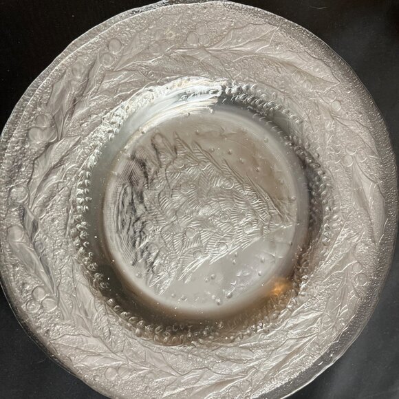 Retired Arcorco Raised Design Christmas Dinner Set for 4 Plates, Bowls, Saucers - Picture 3 of 6